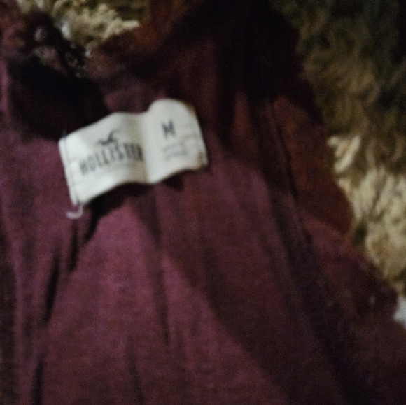 Maroon hollister tank shirt - Picture 3 of 4